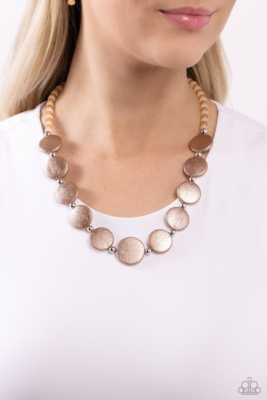 SCRATCHED SHOWTIME - BROWN PEARL DISC NECKLACE